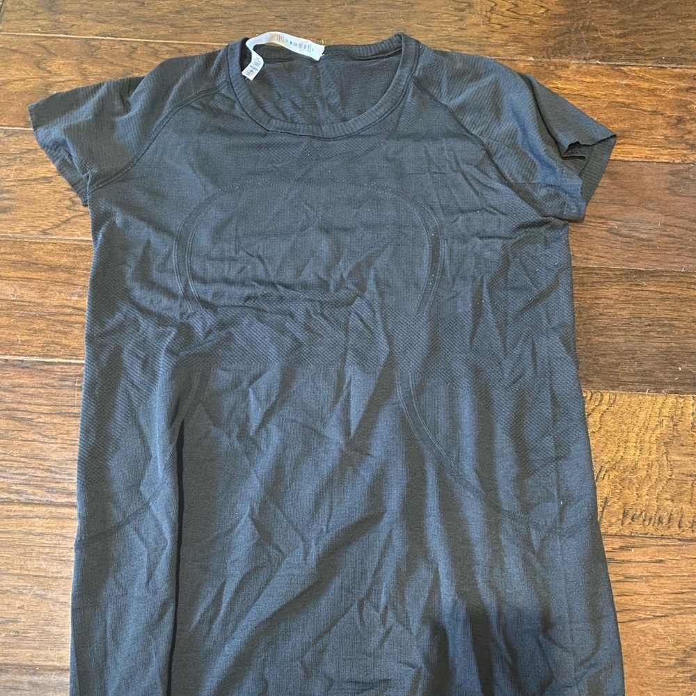 Black LuluLemon Swiftly Tech Short-Sleeve Shirt 2.0 size 12